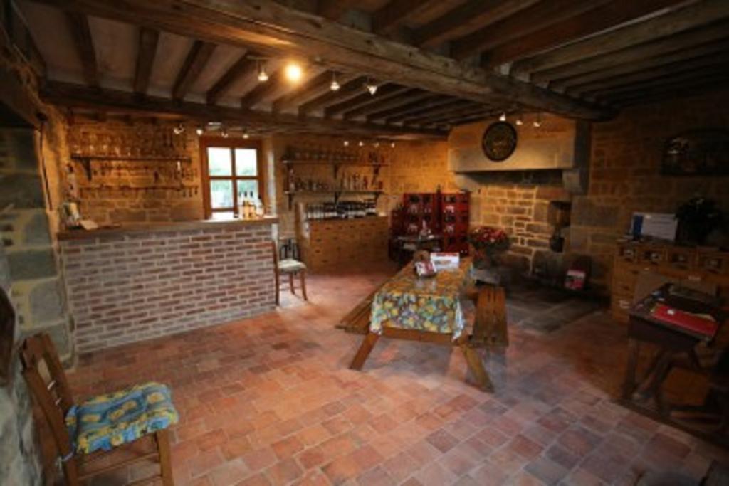 Bed and Breakfast Ferme Cidricole Hugues Desfrieches Sainte-Marguerite-de-Carrouges Экстерьер фото